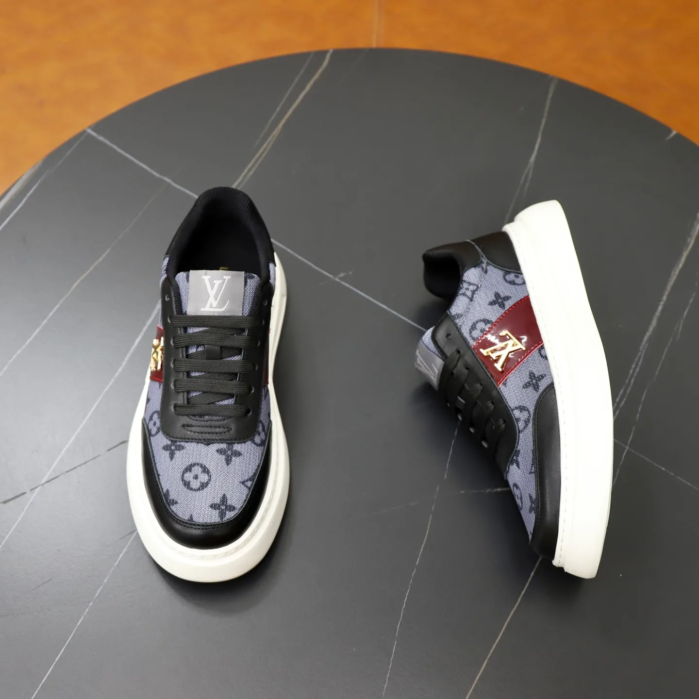 Ex-factory price: 420💰🙅‍♂️🙅‍♂️🙅‍♂️ Brand: LV Louis Vuitton Standard code: 38-44 (45 customized) Grade: Same as the official website Material: Original cowhide splicing fabric Comfortable cowhide lining Increased lightness, wear-resistant and soft outsole Style category: Men's fashionable casual shoes Running sneakers Distinguished luxury brand elements Top luxury Color: actual picture color